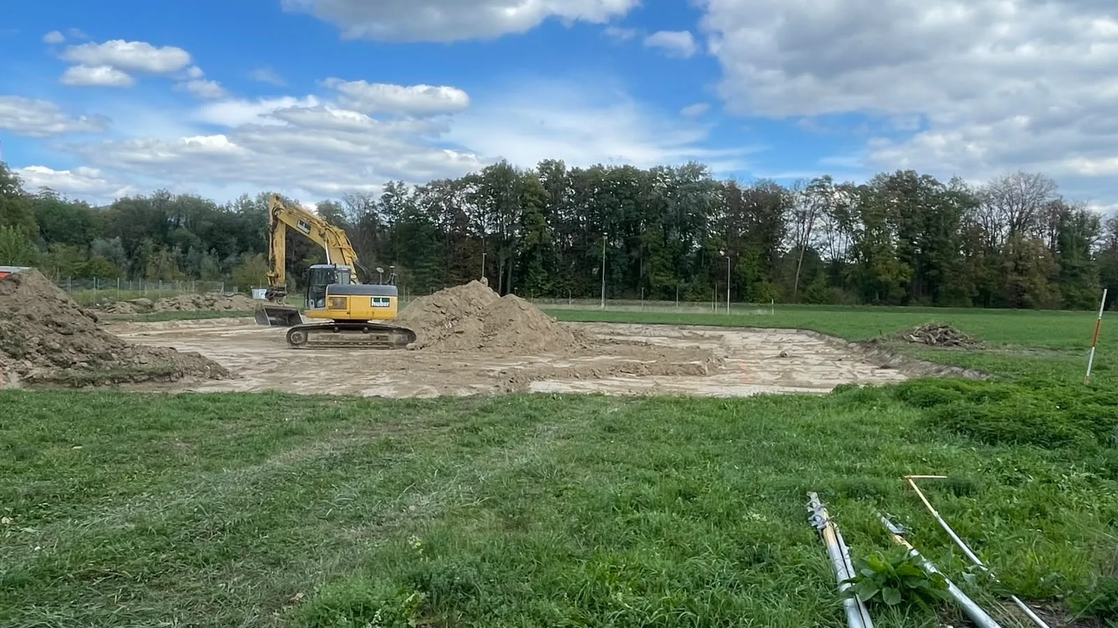 Der erste Spatenstich Bagger auf dem Aushub der Baustelle des Reitsportzentrums Team Steffen in Dulliken